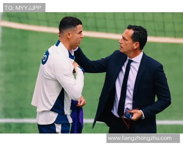 C罗的日常生活揭秘:训练、饮食与家庭生活的完美平衡 C罗的日常生活揭秘:训练、饮食与家庭生活的完美平衡