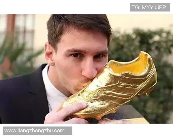 可爱足球球星毛绒挂件陪伴每一天展现运动魅力与独特个性 可爱足球球星毛绒挂件陪伴每一天展现运动魅力与独特个性